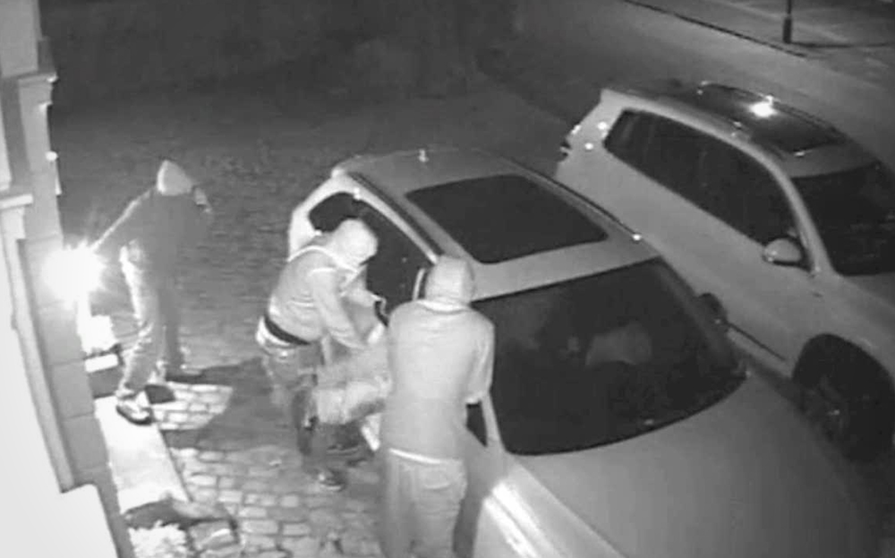 Gone In 90 Seconds How Thieves Hack Keyless Cars