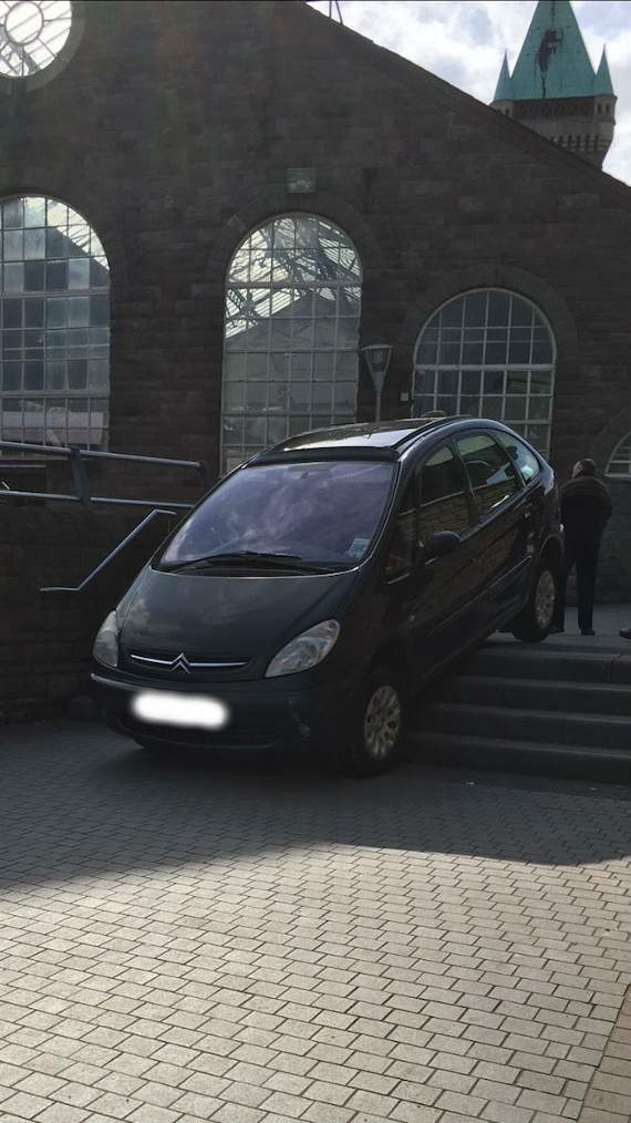 Citroën driver's failed Italian Job remake as car gets stuck on ...