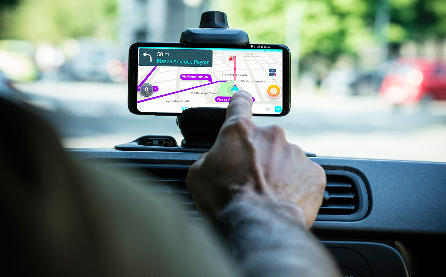 Renault integrates Waze navigation app into its multimedia systems