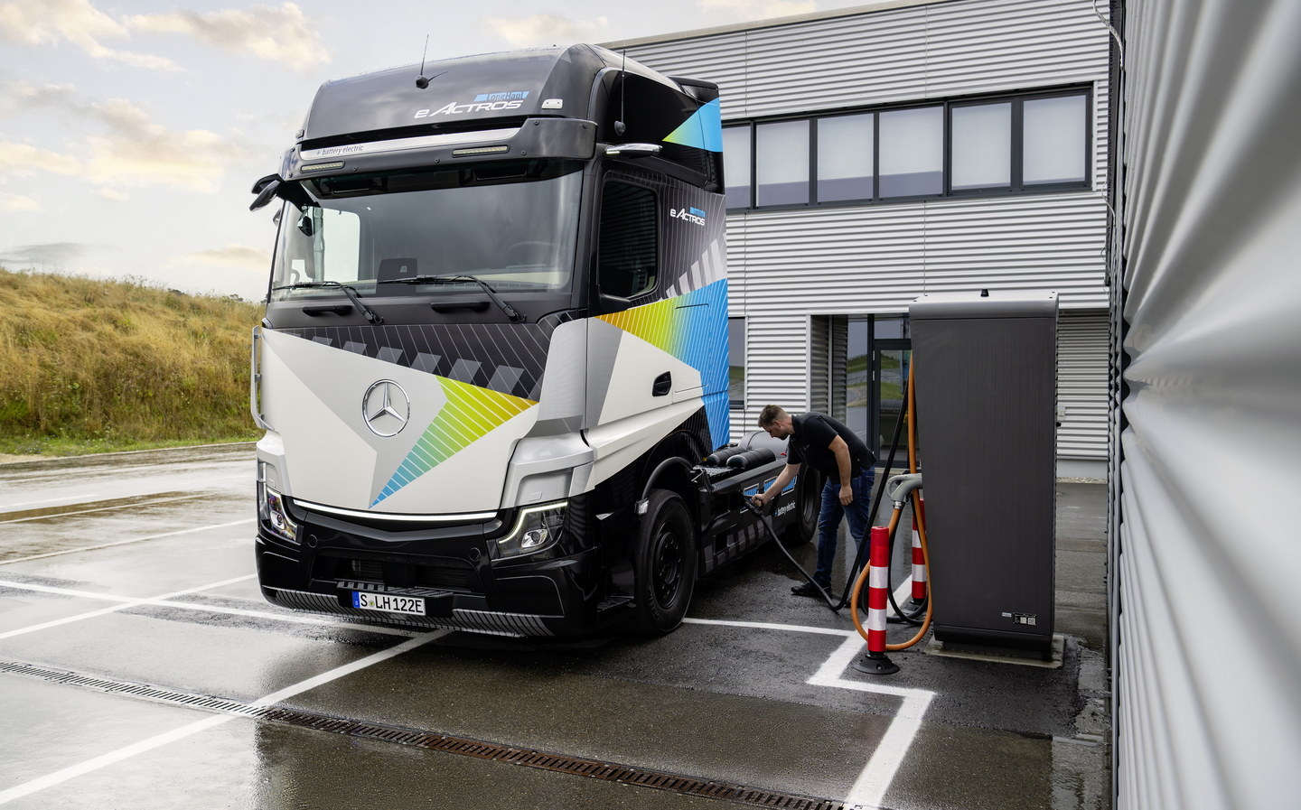 Mercedes unveils its longest-range electric lorry to date