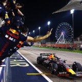 L'équipe Red Bull fait la fête alors que Max Verstappen franchit la ligne d'arrivée pour remporter le GP de Bahreïn 2023