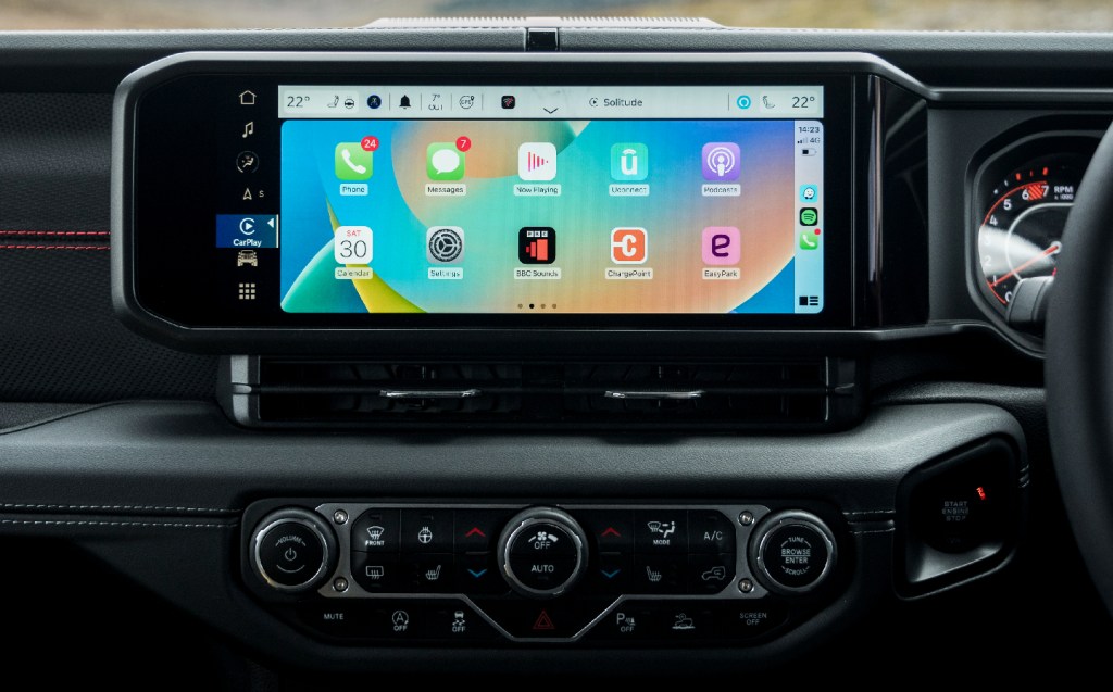 Jeep Wrangler Rubicon 2024 interior - Apple CarPlay