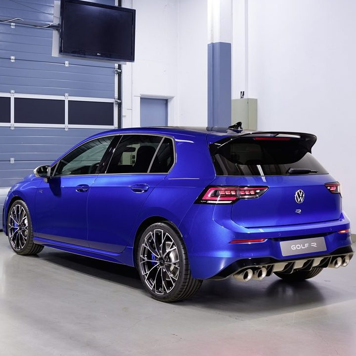 Square-volkswagen-golf-r-lapiz-blue-metallic-2024-070 - Driving.co.uk 