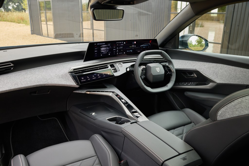 2024 Peugeot 5008 interior