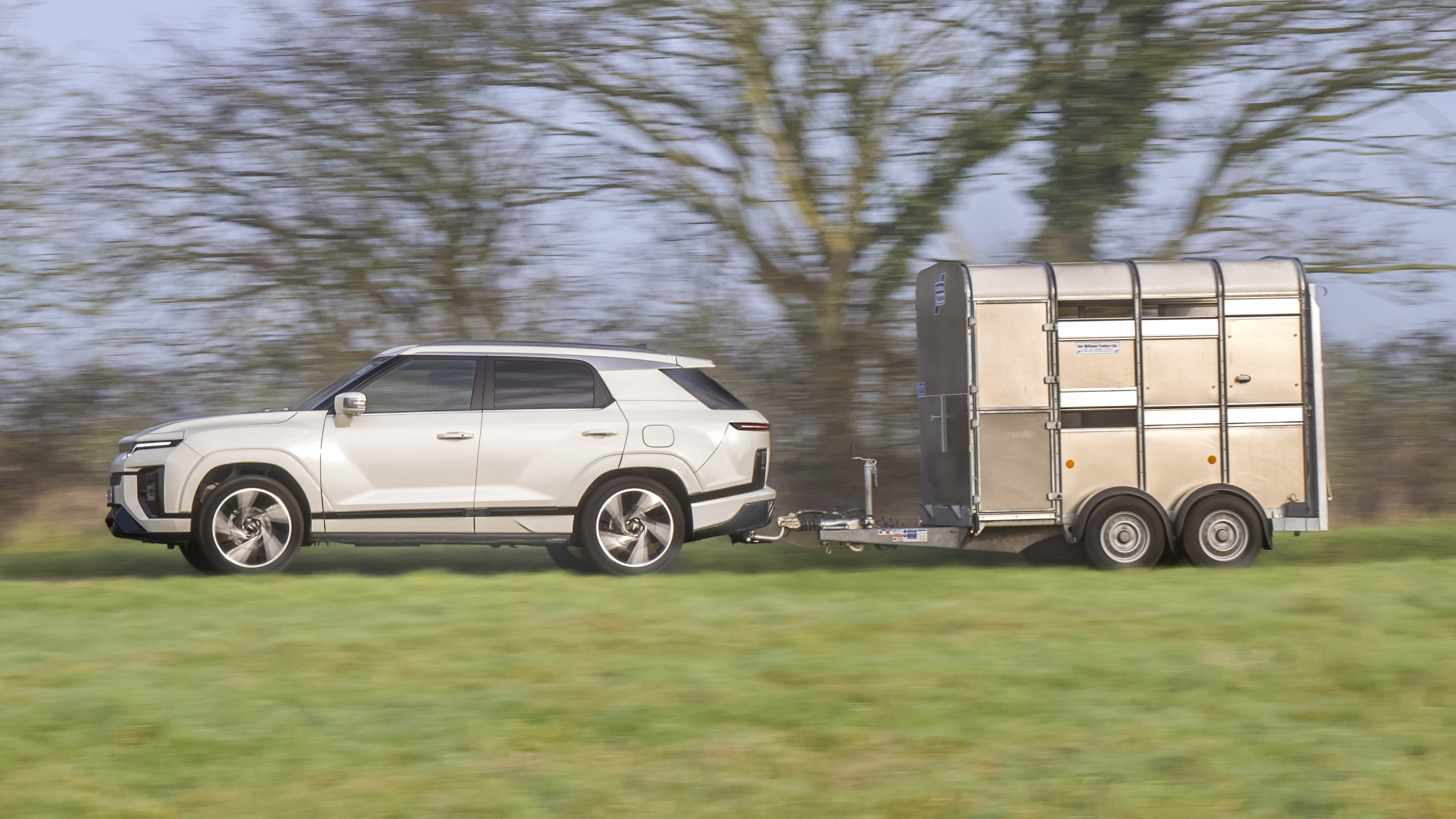 KGM Actyon pulling a horsebox trailer